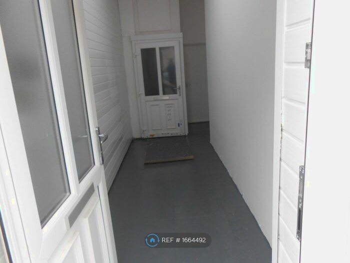 2 Bedroom Flat To Rent In Murray Street, Llanelli, SA15