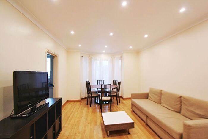 2 Bedroom Flat To Rent In Silver Cresent, London, W4