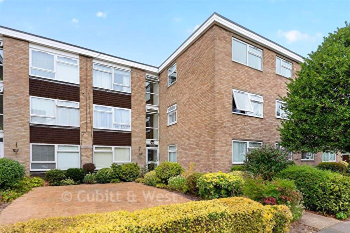 2 Bedroom Flat For Sale In Pound Road, Banstead, Surrey, SM7