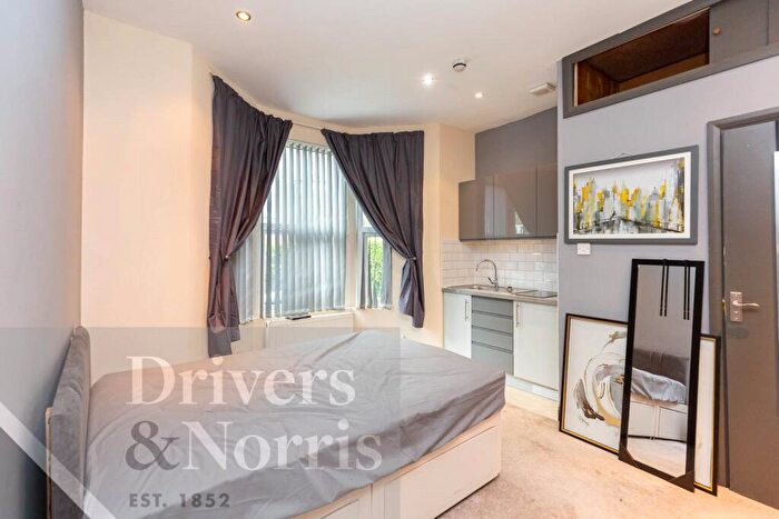 Apartment To Rent In Fairbridge Road, Archway, London, N19