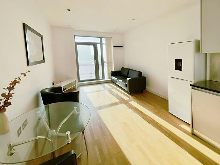 2 Bedroom Flat To Rent In East Street, Leeds, West Yorkshire, LS9