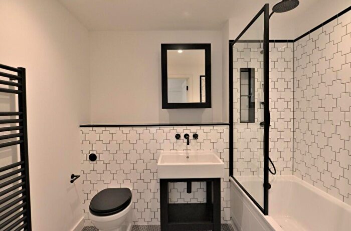 2 Bedroom Flat To Rent In Brook Street, Kingston Upon Thames, Surrey, KT1