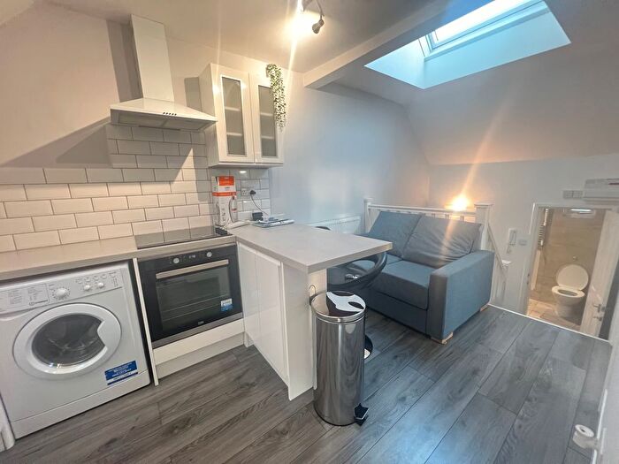 2 Bedroom Flat To Rent In Woodlands Park Road, London, N15
