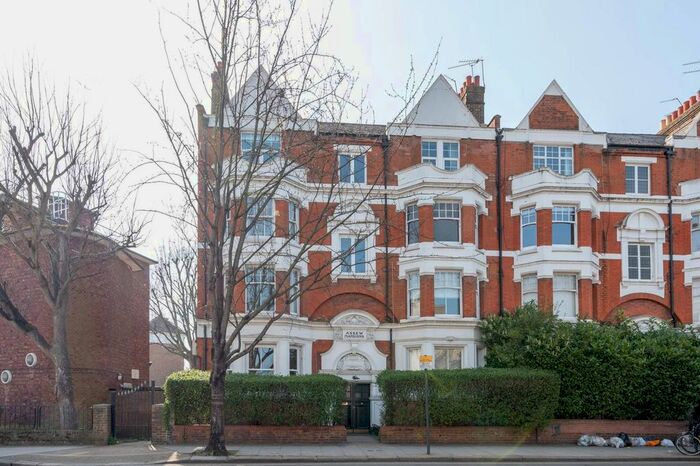 3 Bedroom Flat To Rent In Askew Road, Ravenscourt Park, London, W12