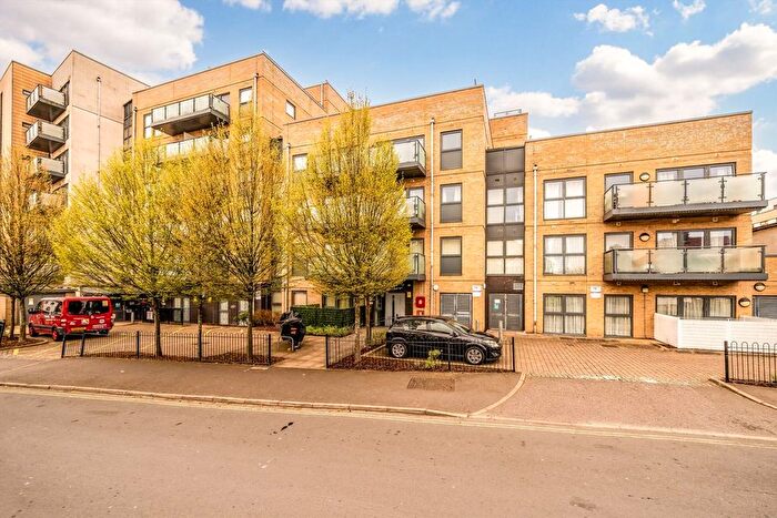 2 Bedroom Flat To Rent In North Drive, Hounslow, TW3
