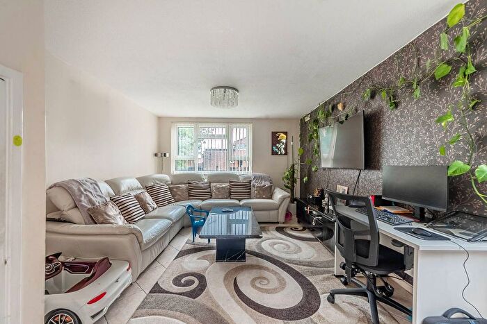 2 Bedroom Maisonette To Rent In Bruffs Meadow, Northolt, UB5