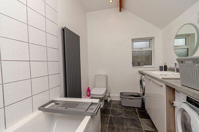 3 Bedroom End Of Terrace House For Sale In Daw End Lane, Walsall, West Midlands, WS4