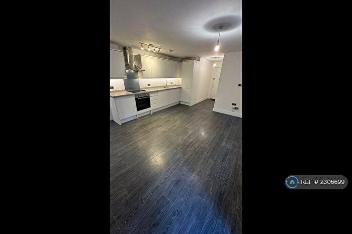 2 Bedroom Flat To Rent In Rosebery Lodge, Epsom, KT18