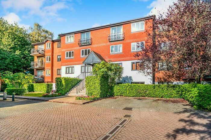 1 Bedroom Apartment To Rent In Great Heathmead, Haywards Heath, RH16