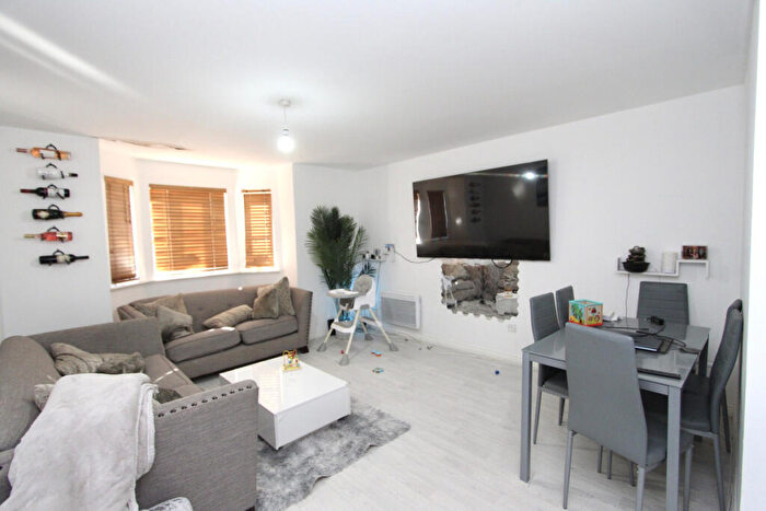 3 Bedroom Flat For Sale In Barclay Drive, Johnstone, PA5