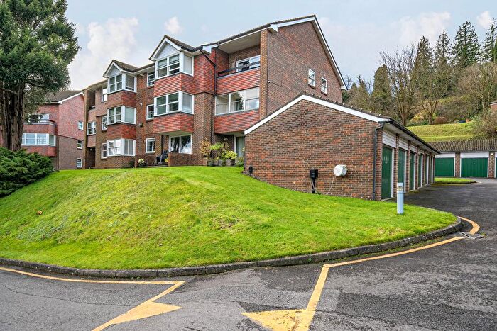 2 Bedroom Flat To Rent In Rookwood Court, Guildford, GU2