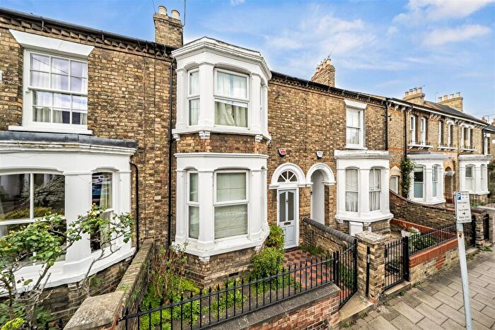 3 Bedroom Terraced House For Sale In The Grove, Bedford, MK40