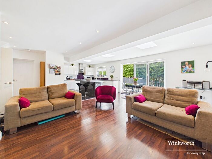 3 Bedroom Semi-detached House For Sale In Belvedere Way, Kenton, Harrow, HA3