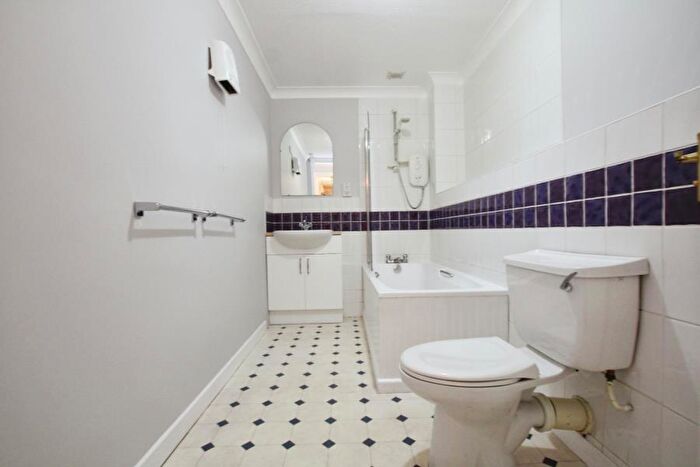 2 Bedroom Apartment To Rent In Portland Court - Spike Island, BS1