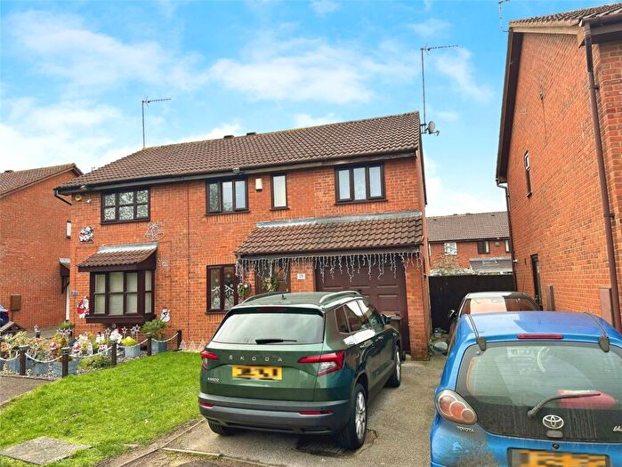 4 Bedroom Semi-Detached House For Sale In Beaulieu Close, Banbury, Oxfordshire, OX16