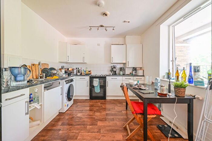 1 Bedroom Flat For Sale In Frederic Court, Tower Hamlets, London, E14