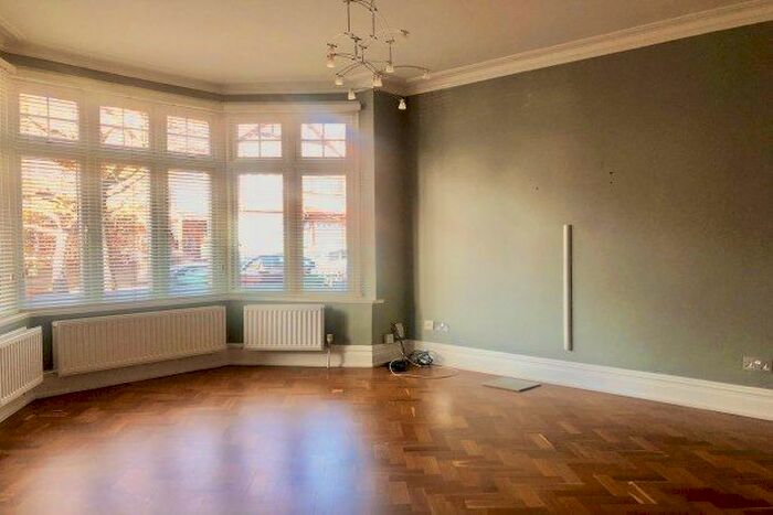 4 Bedroom Property To Rent In Oak Hill Gardens, Woodford Green, IG8