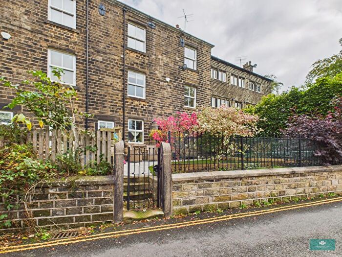 4 Bedroom Cottage For Sale In Bobbin Cottage, Greenfield, OL3