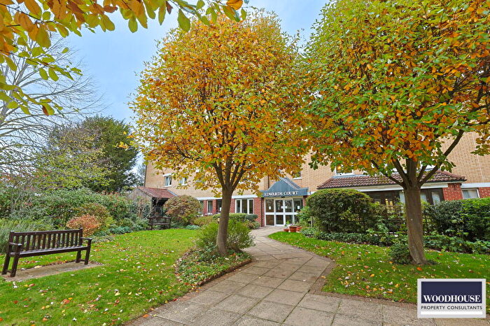 1 Bedroom Apartment For Sale In Turners Hill, Cheshunt, EN8