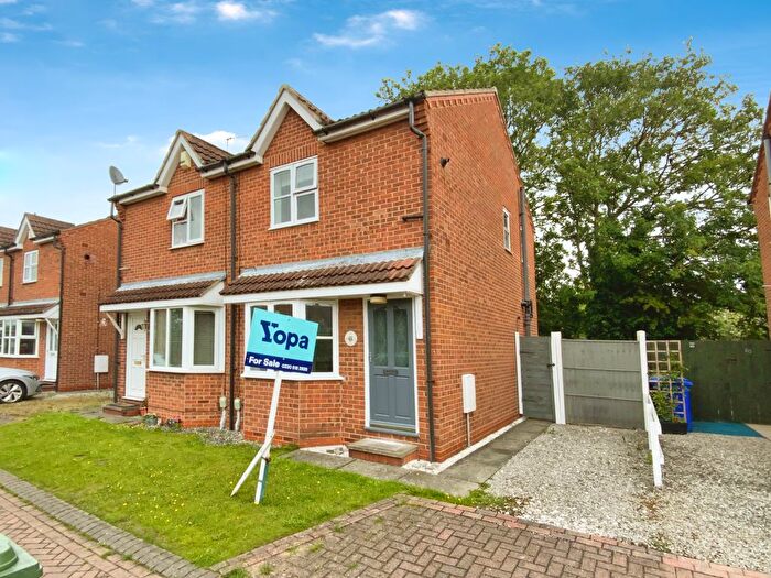 2 Bedroom Semi-Detached House For Sale In Red House Farm, Hull, HU12