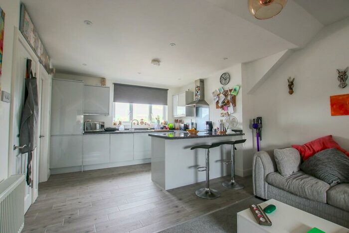 Flat To Rent In Central Avenue, Wallington, SM6