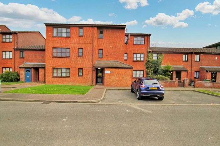 Studio To Rent In Verona Close, Uxbridge, Greater London, UB8