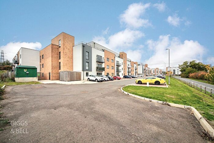 2 Bedroom Flat For Sale In Juneberry Apartments, Cypress Road, Luton, Bedfordshire, LU1