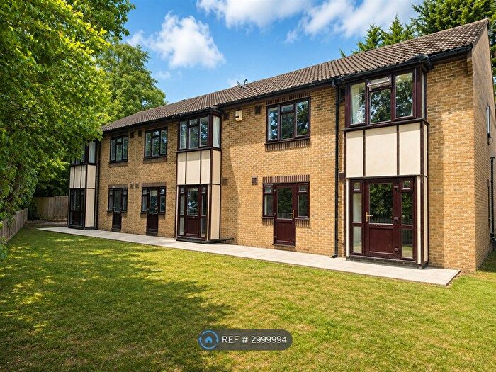 2 Bedroom Flat To Rent In Buffers Lane, Leatherhead, KT22