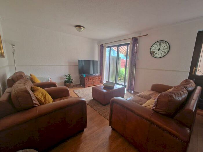 3 Bedroom House To Rent In New Spring Street, Birmingham, B18