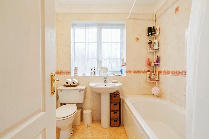 4 Bedroom Detached House For Sale In Mawcroft Close, Yeadon, Leeds, LS19