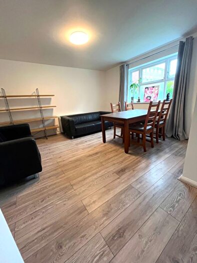 2 Bedroom Flat To Rent In Macmillan Way, London, SW17