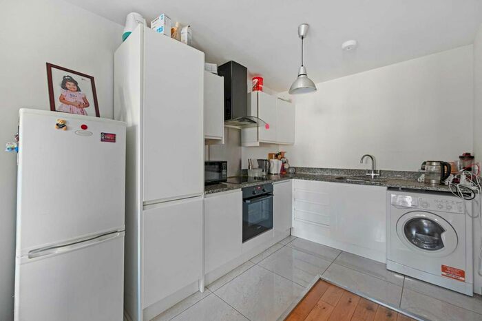 1 Bedroom Flat To Rent In Uxbridge Road, Shepherds Bush, London, W12