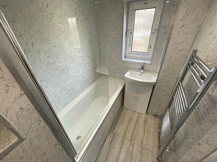 3 Bedroom Flat To Rent In Rochdale Lane, Royton, OL2