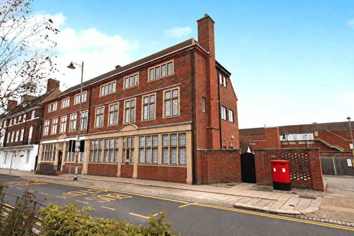 2 Bedroom Flat To Rent In Broadway, Letchworth Garden City, SG6