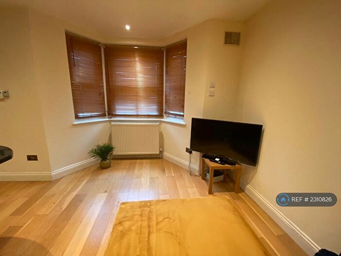 Studio To Rent In Evering Road, London, N16