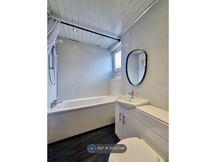 3 Bedroom Flat To Rent In Crofthill Road, Glasgow, G44