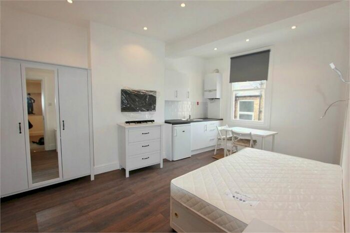 Studio To Rent In New Brent Street, London NW4