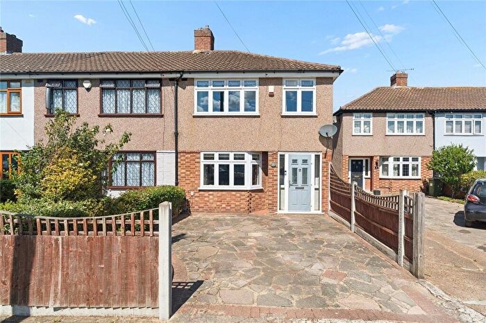 3 Bedroom End Of Terrace House For Sale In Guysfield Drive, Rainham, RM13