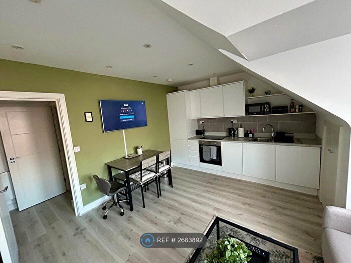 1 Bedroom Flat To Rent In Churchward House, Chertsey, KT16