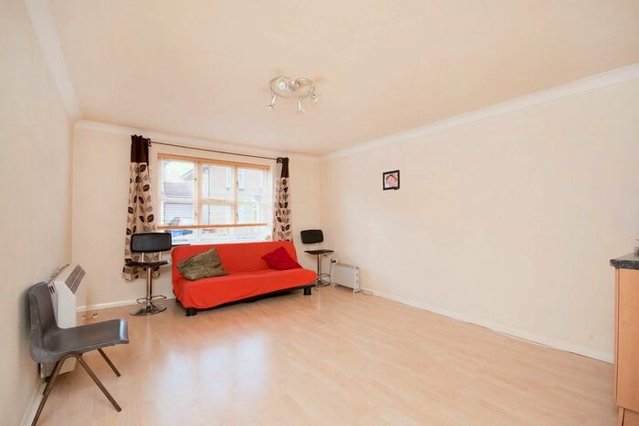 1 Bedroom Flat To Rent In Cadet Drive, Bermondsey, London, SE1