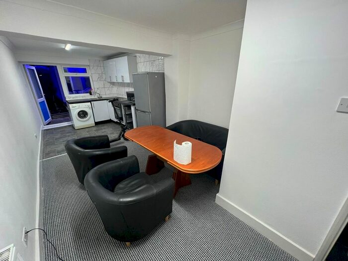 1 Bedroom Flat To Rent In Fairmead Close, Hounslow, TW5