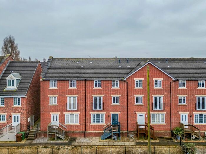 4 Bedroom Town House To Rent In Chancel Road, Wakefield, WF1