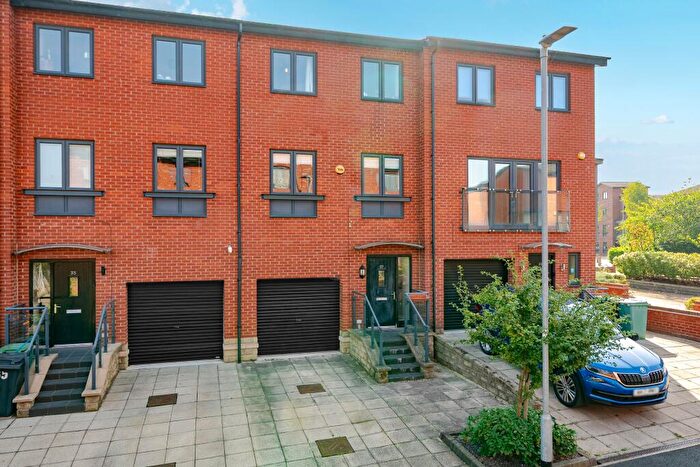 3 Bedroom Town House For Sale In Yarn Street, Leeds, LS10