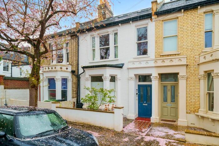 2 Bedroom Flat For Sale In Gransden Road, London, W12