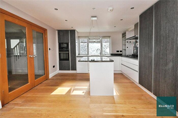 4 Bedroom House To Rent In Moat Crescent, Finchley, N3