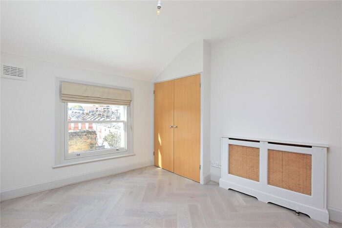 2 Bedroom Flat To Rent In St John's Road, Battersea, SW11