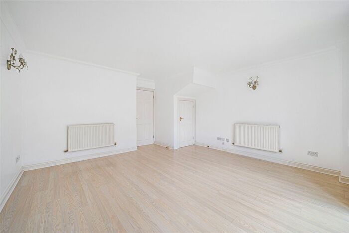 3 Bedroom End Of Terrace House To Rent In Lower Green Gardens, Worcester Park, Surrey, KT4