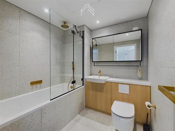 2 Bedroom Apartment To Rent In Bouchon Point, London, E1