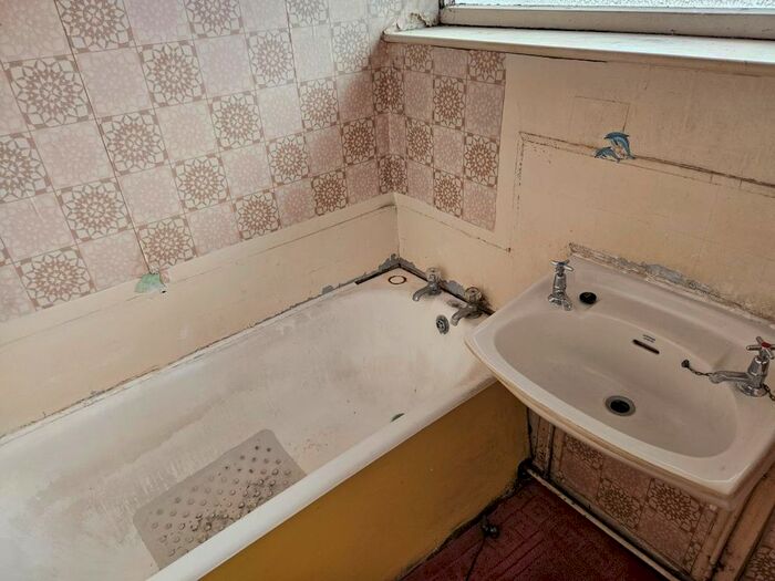 3 Bedroom SemiDetached House For Sale In Cedar Court, Castleford, West