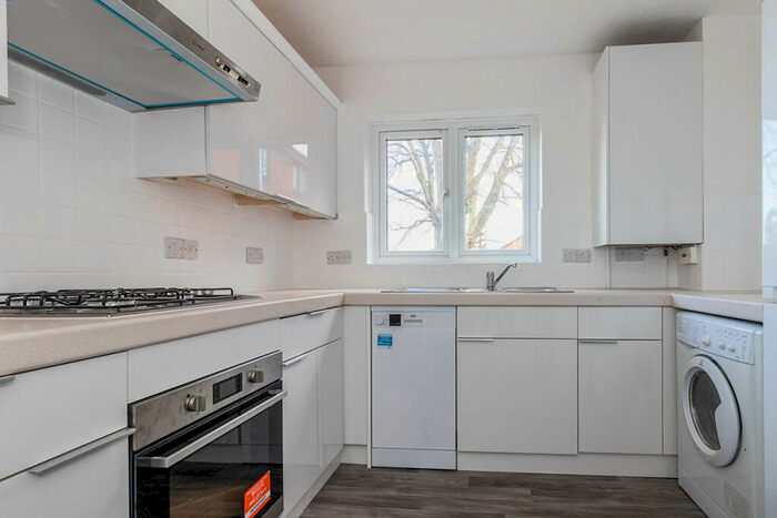 2 Bedroom Flat To Rent In Adams Close, Surbiton, KT5